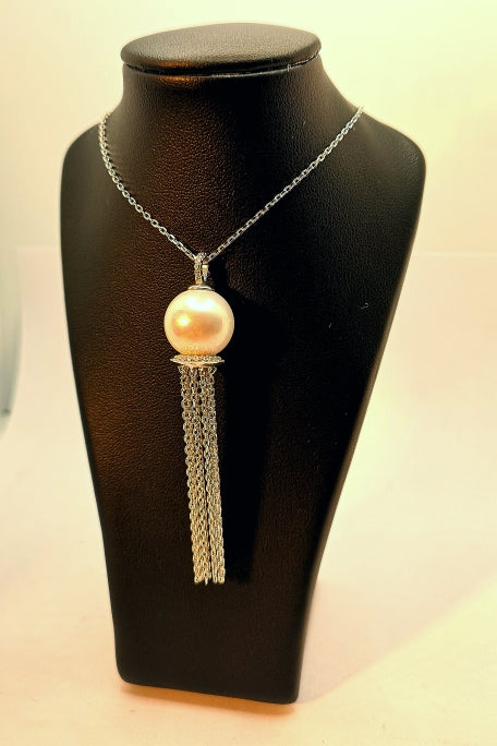 Necklace in sterling silver with rhodium finish and faux pearl.