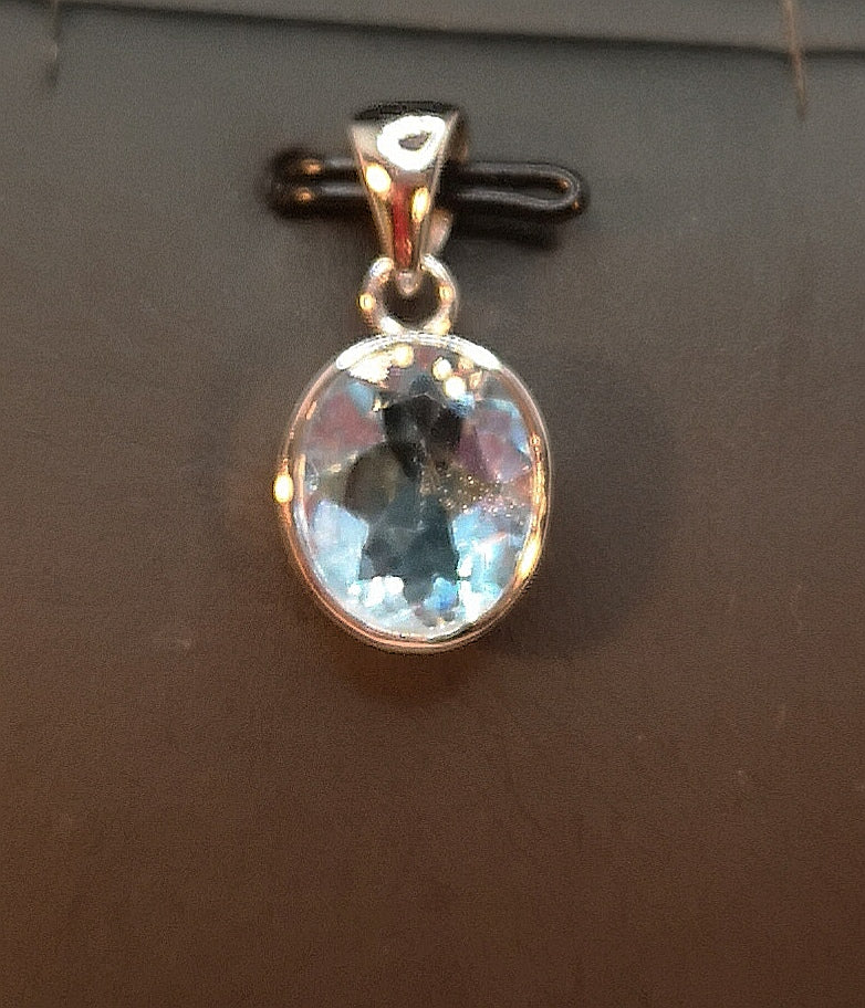 Top quality blue topaz pendant in sterling silver